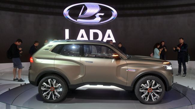 Посетители фотографируют новый автомобиль LADA 4x4 Vision на Московском международном автомобильном салоне 2018. Архивное фото Посетители фотографируют новый автомобиль LADA 4x4 Vision на Московском международном автомобильном салоне 2018. Архивное фото