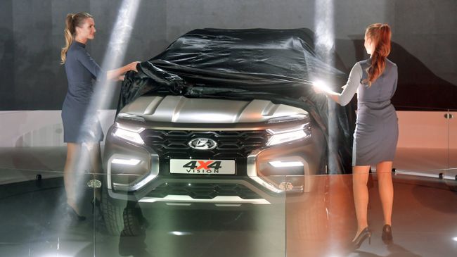 Девушки на презентации нового автомобиля LADA 4x4 Vision на Московском международном автомобильном салоне 2018 Девушки на презентации нового автомобиля LADA 4x4 Vision на Московском международном автомобильном салоне 2018