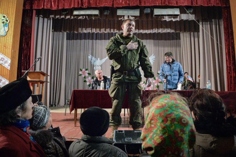 Премьер-министр Донецкой народной республики Александр Захарченко на встрече с жителями города Новоазовска Донецкой области Премьер-министр Донецкой народной республики Александр Захарченко на встрече с жителями города Новоазовска Донецкой области