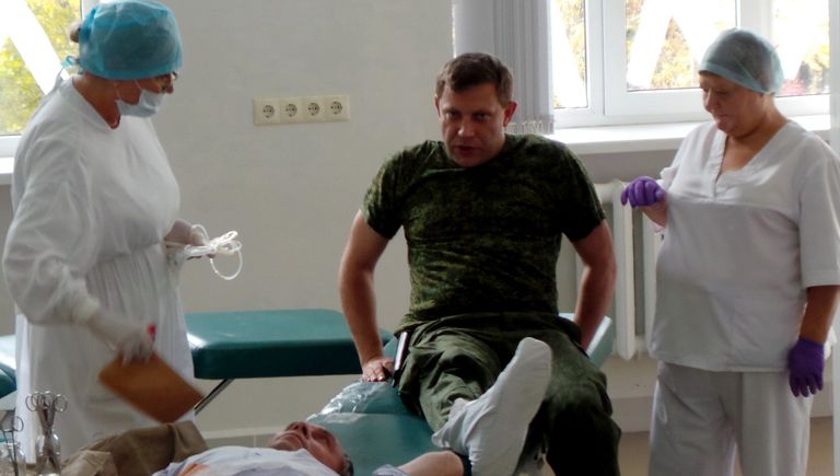 Премьер-министр Донецкой народной республики Александр Захарченко сдает кровь для раненых ополченцев и мирных жителей на станции переливания крови в Донецке Премьер-министр Донецкой народной республики Александр Захарченко сдает кровь для раненых ополченцев и мирных жителей на станции переливания крови в Донецке