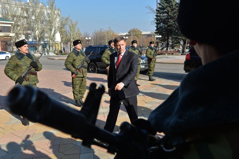 Избранный глава Донецкой народной республики Александр Захарченко (в центре) перед церемонией инаугурации в Донецком драматическом театре Избранный глава Донецкой народной республики Александр Захарченко (в центре) перед церемонией инаугурации в Донецком драматическом театре