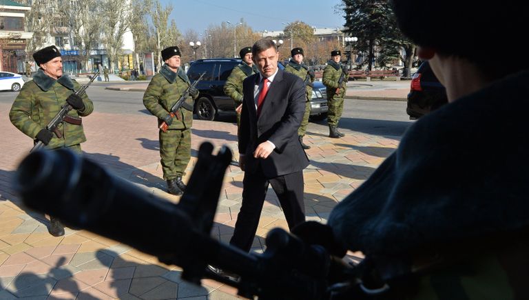 Избранный глава Донецкой народной республики Александр Захарченко (в центре) перед церемонией инаугурации в Донецком драматическом театре Избранный глава Донецкой народной республики Александр Захарченко (в центре) перед церемонией инаугурации в Донецком драматическом театре