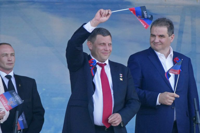 Глава Донецкой народной республики Александр Захарченко (в центре) на праздничном мероприятии в честь Дня Республики в Донецке Глава Донецкой народной республики Александр Захарченко (в центре) на праздничном мероприятии в честь Дня Республики в Донецке