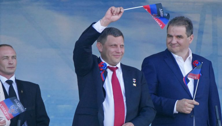 Глава Донецкой народной республики Александр Захарченко (в центре) на праздничном мероприятии в честь Дня Республики в Донецке Глава Донецкой народной республики Александр Захарченко (в центре) на праздничном мероприятии в честь Дня Республики в Донецке