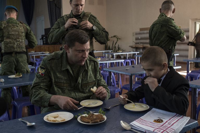 Глава Донецкой народной республики (ДНР) Александр Захарченко (слева на первом плане) во время посещения лицея № 14 в Горловке. Лицей сильно пострадал во время обстрелов и был открыт после ремонта Глава Донецкой народной республики (ДНР) Александр Захарченко (слева на первом плане) во время посещения лицея № 14 в Горловке. Лицей сильно пострадал во время обстрелов и был открыт после ремонта