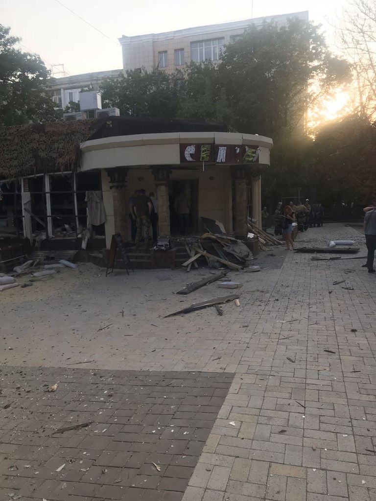 На месте взрыва в кафе Сепар в Донецке На месте взрыва в кафе Сепар в Донецке