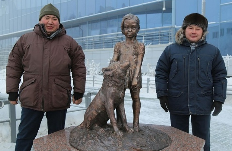 Памятник 4-летней Карине Чикитовой, выжившей в тайге, установленный в Якутске