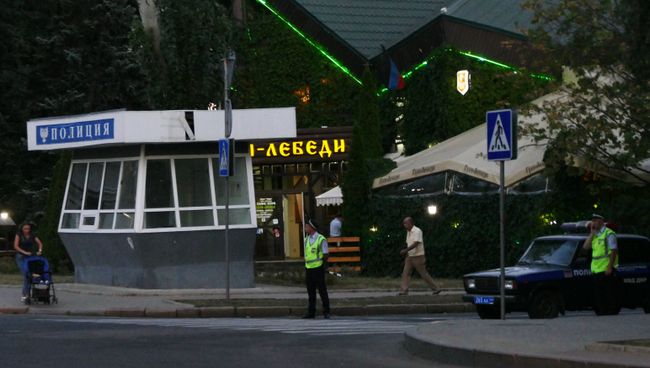 Сотрудники полиции патрулируют центр Донецка после взрыва в кафе Сепар, в результате которого погиб глава ДНР Александр Захарченко Сотрудники полиции патрулируют центр Донецка после взрыва в кафе Сепар, в результате которого погиб глава ДНР Александр Захарченко