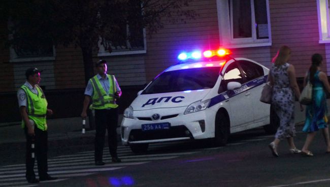 Сотрудники полиции возле в кафе Сепар, в результате которого погиб глава ДНР Александр Захарченко Сотрудники полиции возле в кафе Сепар, в результате которого погиб глава ДНР Александр Захарченко