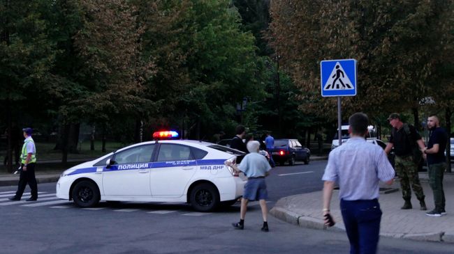 Сотрудники полиции патрулируют центр Донецка после взрыва в кафе Сепар, в результате которого погиб глава ДНР Александр Захарченко