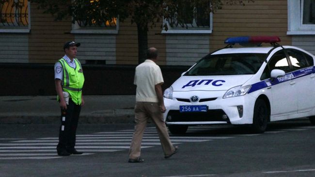 Сотрудники полиции патрулируют центр Донецка после взрыва в кафе Сепар, в результате которого погиб глава ДНР Александр Захарченко Сотрудники полиции патрулируют центр Донецка после взрыва в кафе Сепар, в результате которого погиб глава ДНР Александр Захарченко