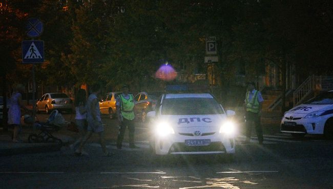 Сотрудники полиции патрулируют центр Донецка после взрыва в кафе Сепар, в результате которого погиб глава ДНР Александр Захарченко Сотрудники полиции патрулируют центр Донецка после взрыва в кафе Сепар, в результате которого погиб глава ДНР Александр Захарченко