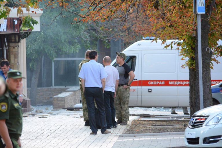 У входа в кафе Сепар в Донецке, после взрыва в котором погиб глава ДНР Александр Захарченко У входа в кафе Сепар в Донецке, после взрыва в котором погиб глава ДНР Александр Захарченко