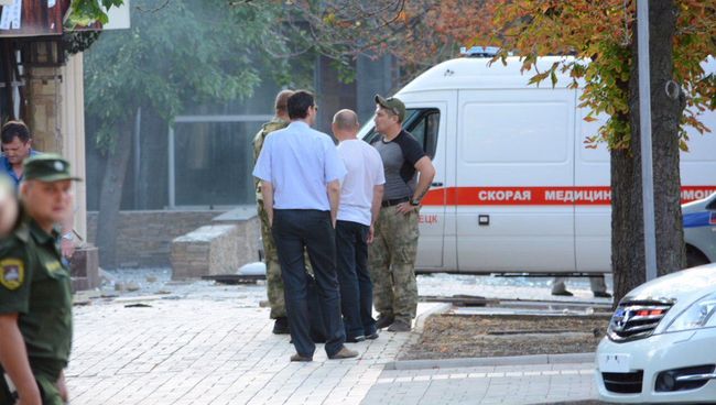 У входа в кафе Сепар в Донецке, после взрыва в котором погиб глава ДНР Александр Захарченко У входа в кафе Сепар в Донецке, после взрыва в котором погиб глава ДНР Александр Захарченко