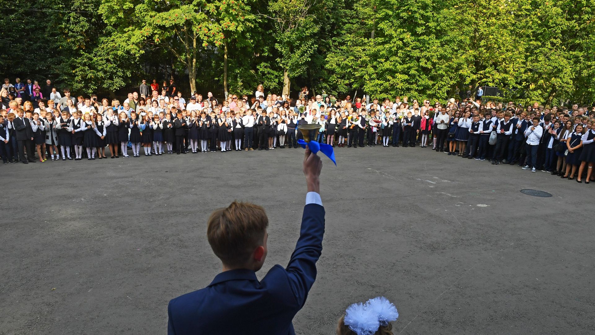 Ученики Аэрокосмического лицея № 13 города Химки во время торжественной линейки, посвященной Дню знаний Ученики Аэрокосмического лицея № 13 города Химки во время торжественной линейки, посвященной Дню знаний - РИА Новости, 1920, 19.04.2022