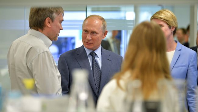 Президент РФ Владимир Путин во время посещения образовательного центра Сириус. 1 сентября 2018 Президент РФ Владимир Путин во время посещения образовательного центра Сириус. 1 сентября 2018