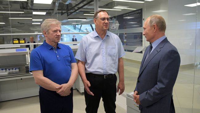 Президент РФ Владимир Путин во время посещения образовательного центра Сириус. 1 сентября 2018 Президент РФ Владимир Путин во время посещения образовательного центра Сириус. 1 сентября 2018