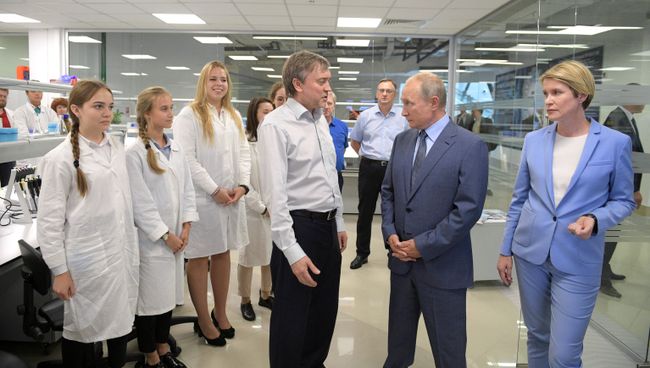 Президент РФ Владимир Путин во время посещения образовательного центра Сириус. 1 сентября 2018 Президент РФ Владимир Путин во время посещения образовательного центра Сириус. 1 сентября 2018