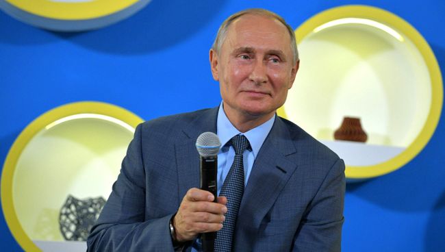 Президент РФ Владимир Путин во время встречи с победителями международных олимпиад 2017–2018 учебного года, преподавателями и тренерами образовательного центра Сириус. 1 сентября 2018 Президент РФ Владимир Путин во время встречи с победителями международных олимпиад 2017–2018 учебного года, преподавателями и тренерами образовательного центра Сириус. 1 сентября 2018