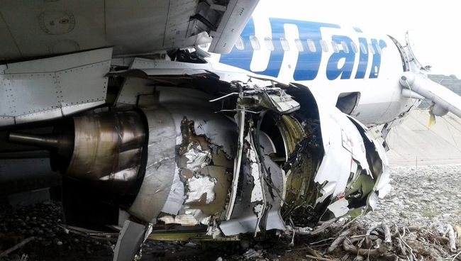 Самолет Boeing 737-800 авиакомпании Utair, совершивший аварийную посадку в Сочи. 1 сентября 2018 Самолет Boeing 737-800 авиакомпании Utair, совершивший аварийную посадку в Сочи. 1 сентября 2018
