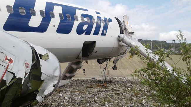 Самолет Boeing 737-800 авиакомпании Utair, совершивший аварийную посадку в Сочи. 1 сентября 2018 Самолет Boeing 737-800 авиакомпании Utair, совершивший аварийную посадку в Сочи. 1 сентября 2018