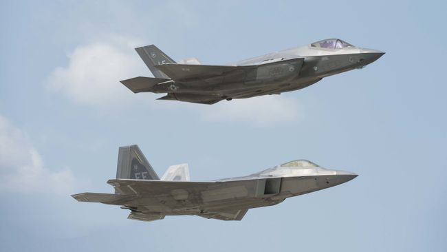 Истребители ВВС США F-22 Raptor и F-35 Lightning II