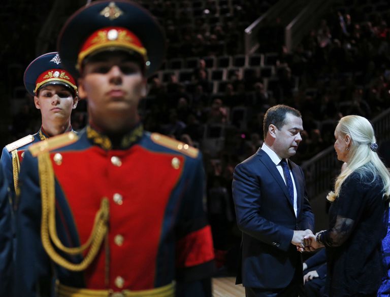 Председатель правительства России Дмитрий Медведев и вдова И. Кобзона Нинель Кобзон на церемонии прощания с Иосифом Кобзоном Председатель правительства России Дмитрий Медведев и вдова И. Кобзона Нинель Кобзон на церемонии прощания с Иосифом Кобзоном