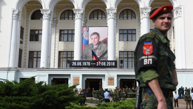 Портрет Александра Захарченко на здании Донецкого Государственного академического театра оперы и балета имени А. Б. Соловьяненко Портрет Александра Захарченко на здании Донецкого Государственного академического театра оперы и балета имени А. Б. Соловьяненко
