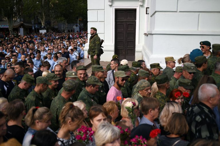 Местные жители и военнослужащие на церемонии прощания с главой ДНР Александром Захарченко Местные жители и военнослужащие на церемонии прощания с главой ДНР Александром Захарченко