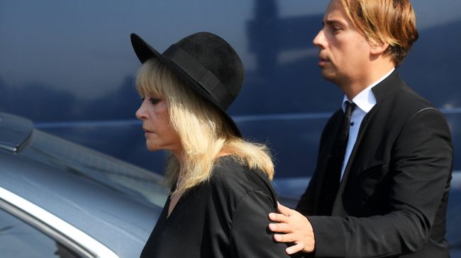 Певица Алла Пугачева и телеведущий Максим Галкин на церемонии прощания с Иосифом Кобзоном Певица Алла Пугачева и телеведущий Максим Галкин на церемонии прощания с Иосифом Кобзоном
