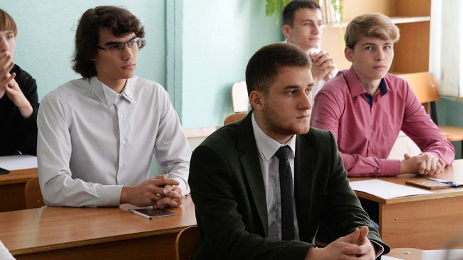 Ученики 11-х классов во время урока. Архивное фото Ученики 11-х классов во время урока. Архивное фото