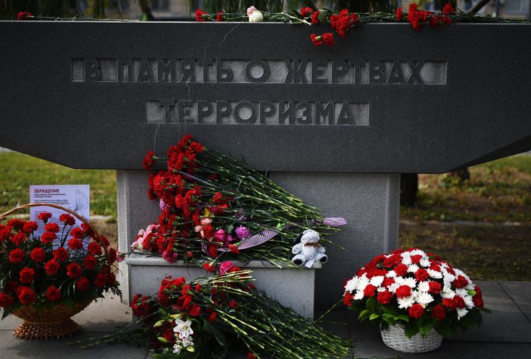 Цветы у памятника жертвам терроризма на площади у Театрального центра на Дубровке в Москве, где прошла акции памяти и солидарности в борьбе с терроризмом Цветы у памятника жертвам терроризма на площади у Театрального центра на Дубровке в Москве, где прошла акции памяти и солидарности в борьбе с терроризмом