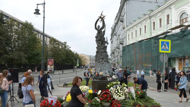 Люди возлагают цветы к монументу В память о жертвах трагедии в Беслане в Москве в День солидарности в борьбе с терроризмом Люди возлагают цветы к монументу В память о жертвах трагедии в Беслане в Москве в День солидарности в борьбе с терроризмом