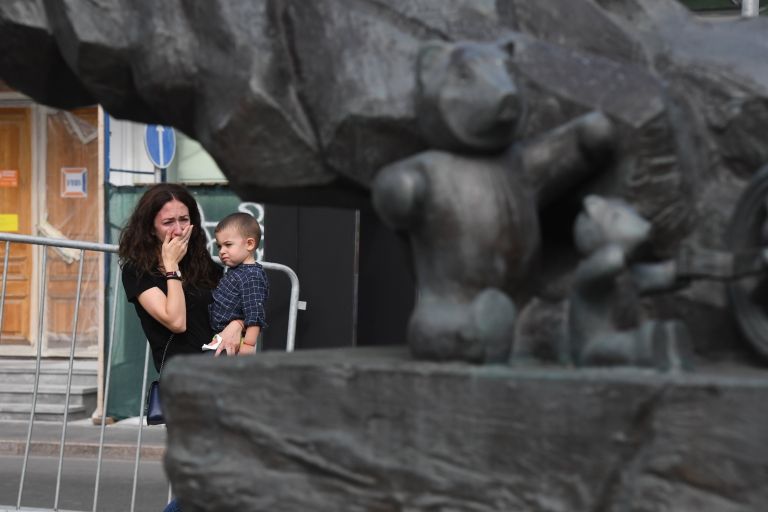 Женщина с ребенком у монумента В память о жертвах трагедии в Беслане в Москве в День солидарности в борьбе с терроризмом. 3 сентября 2018 Женщина с ребенком у монумента В память о жертвах трагедии в Беслане в Москве в День солидарности в борьбе с терроризмом. 3 сентября 2018