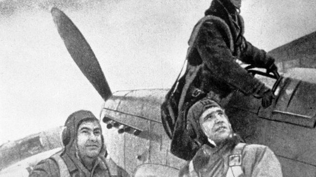 Летчики готовятся к боевому вылету. Крайний слева - Герой Советского Союза летчик Алексей Маресьев Летчики готовятся к боевому вылету. Крайний слева - Герой Советского Союза летчик Алексей Маресьев
