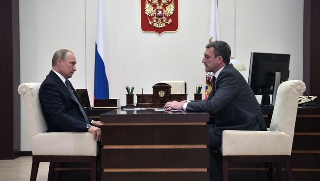 Президент РФ Владимир Путин и временно исполняющий обязанности губернатора  Амурской области Василий Орлов во время встречи. 3 сентября 2018