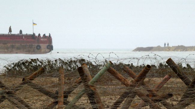 Сотрудники пограничной службы Украины в Азовском море. Архивное фото