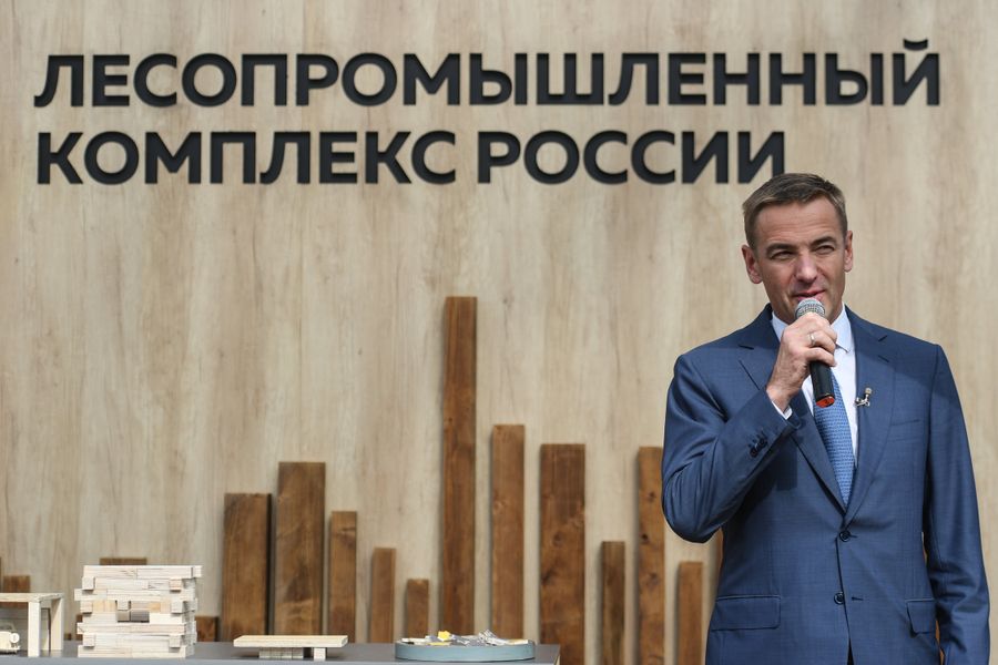Статс-секретарь, заместитель министра промышленности и торговли РФ Виктор Евтухов (слева) на открытии площадки «Современная жизнь в деревянном доме: экологичность, безопасность, красота» Статс-секретарь, заместитель министра промышленности и торговли РФ Виктор Евтухов (слева) на открытии площадки «Современная жизнь в деревянном доме: экологичность, безопасность, красота»