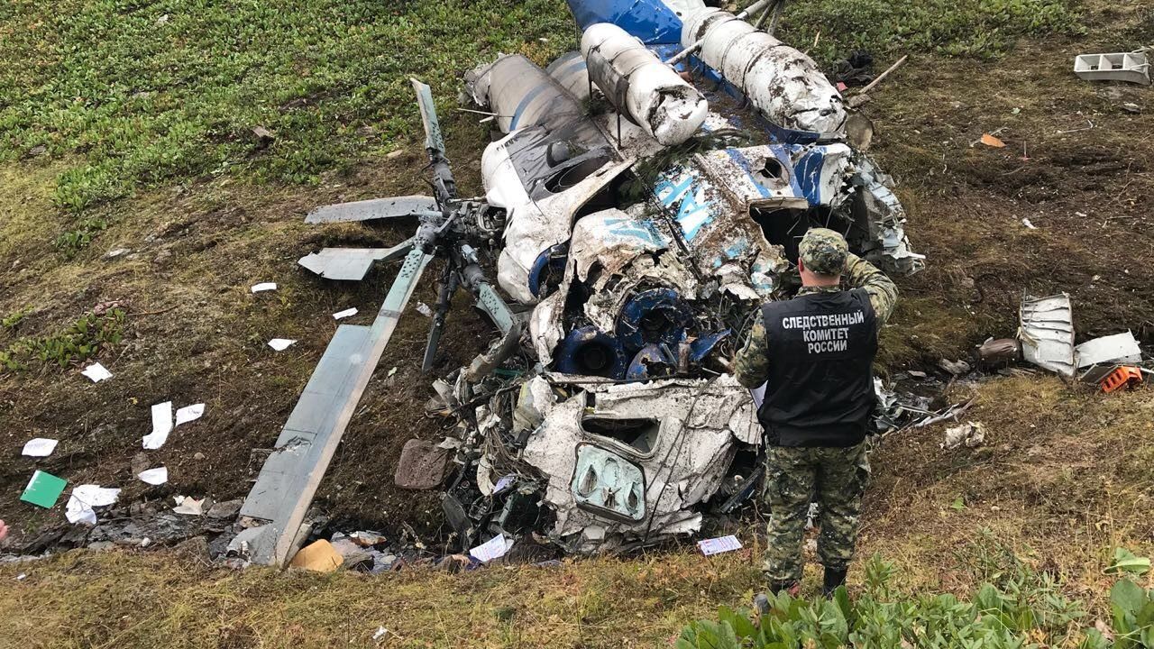 Сотрудник СК РФ осматривает обломки вертолета Ми-8 авиакомпании Ангара, потерпевшего крушение в Казачинско-Ленском районе Иркутской области - РИА Новости, 1920, 06.11.2025