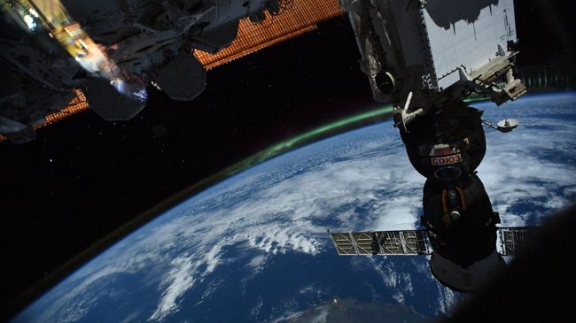 Российский космический корабль Союз на фоне нашей планеты