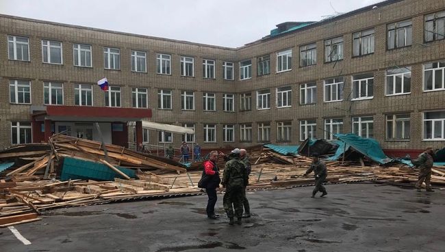 Сорванная тайфуном школьная кровля в городе Советская Гавань, Хабаровский край Сорванная тайфуном школьная кровля в городе Советская Гавань, Хабаровский край