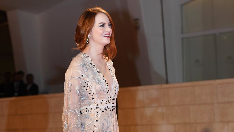 Американская актриса Эмма Стоун на красной дорожке премьеры фильма Фаворитка (The Favourite) в рамках 75-го Венецианского кинофестиваля Американская актриса Эмма Стоун на красной дорожке премьеры фильма Фаворитка (The Favourite) в рамках 75-го Венецианского кинофестиваля