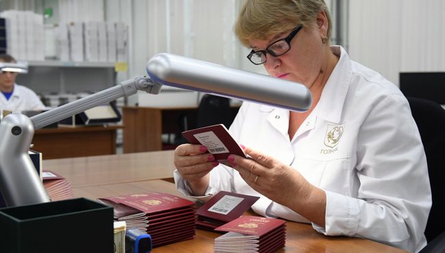 Сотрудница на участке персонализации заграничных биометрических паспортов. Архивное фото Сотрудница на участке персонализации заграничных биометрических паспортов. Архивное фото