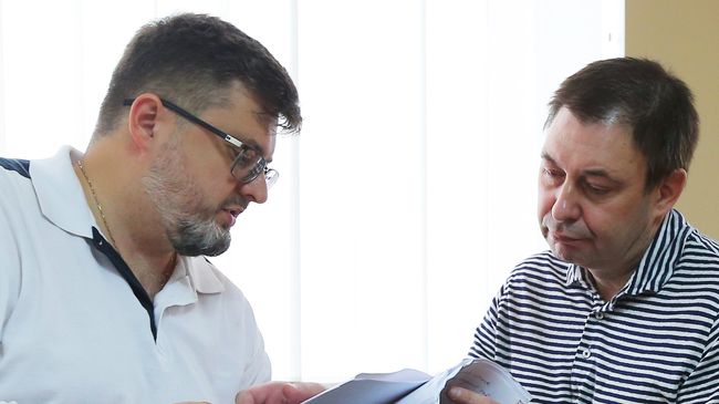 Адвокат Андрей Доманский и руководитель портала РИА Новости Украина Кирилл Вышинский в зале апелляционного суда Херсонской области Украины. 5 сентября 2018 Адвокат Андрей Доманский и руководитель портала РИА Новости Украина Кирилл Вышинский в зале апелляционного суда Херсонской области Украины. 5 сентября 2018