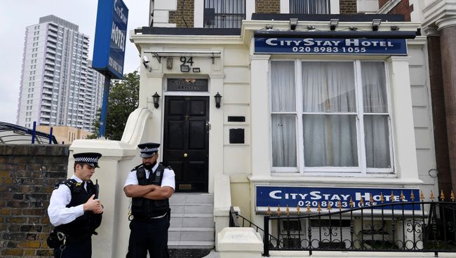Сотрудники полиции около отеля City Stay в Лондоне. 5 сентября 2018