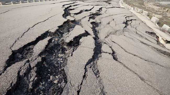 Дорога после землетрясения Дорога после землетрясения