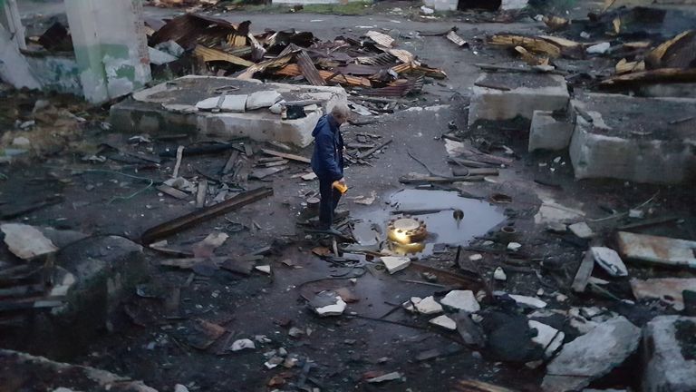 Во дворе руин Кольской станции сверхглубокого бурения Во дворе руин Кольской станции сверхглубокого бурения