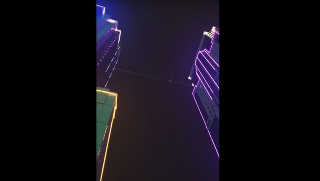 В Грозном канатоходец прошел между небоскребами В Грозном канатоходец прошел между небоскребами