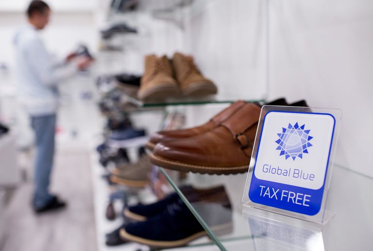 Символика одного из операторов системы tax free в торговом центре Символика одного из операторов системы tax free в торговом центре