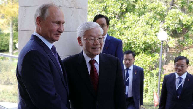 Владимир Путин и генеральный секретарь Центрального комитета коммунистической партии Социалистической Республики Вьетнам Нгуен Фу Чонг во время встречи. 6 сентября 2018 Владимир Путин и генеральный секретарь Центрального комитета коммунистической партии Социалистической Республики Вьетнам Нгуен Фу Чонг во время встречи. 6 сентября 2018